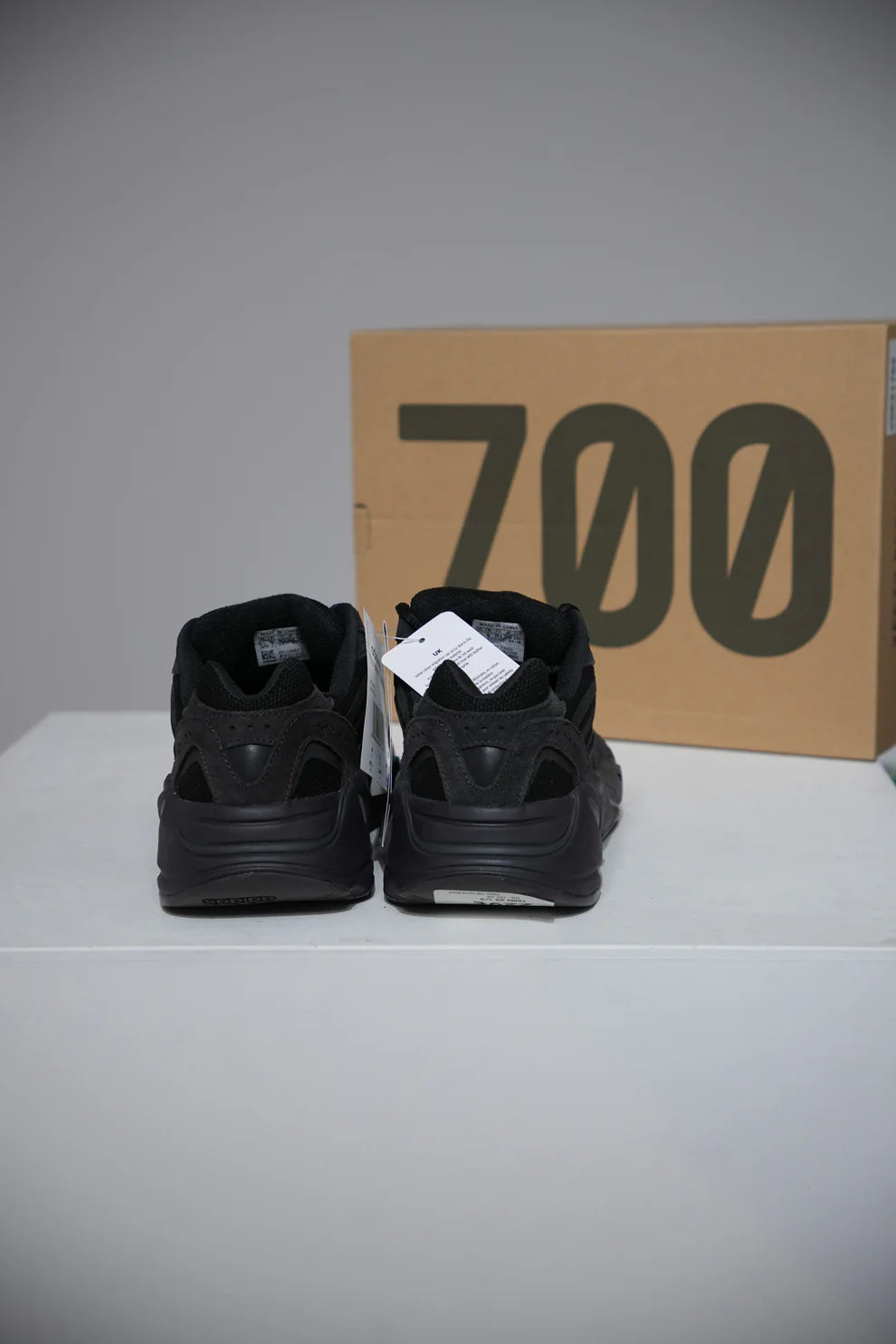 Yeezy 700 Vanta Black (Taille 39 1/3)