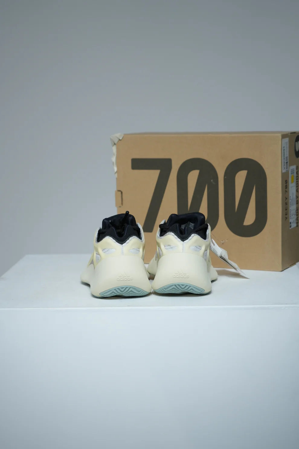 Yeezy 700 Azael (Taille 36,5)