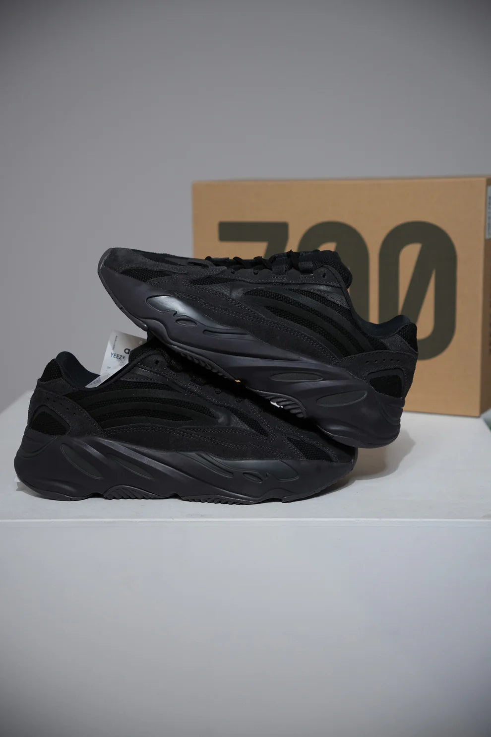Yeezy 700 Vanta Black (Taille 39 1/3)