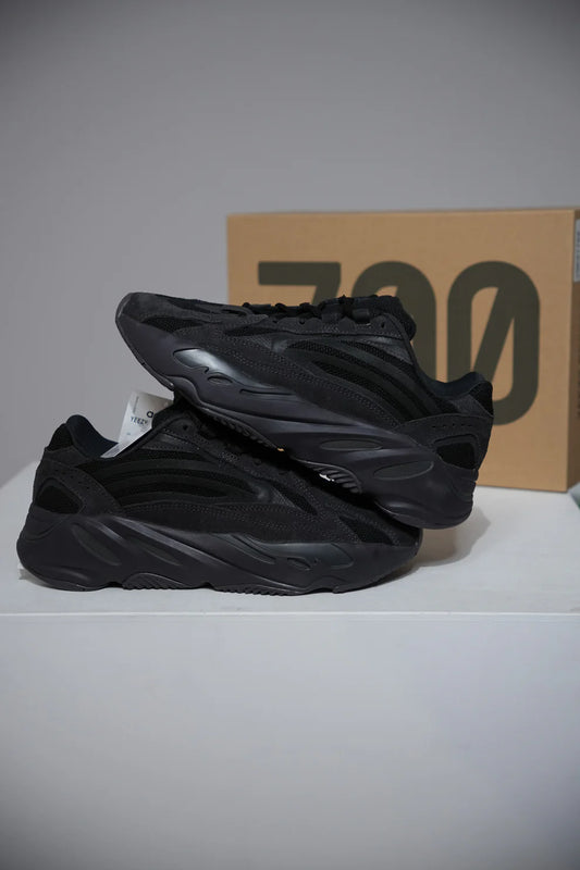 Yeezy 700 Vanta Black (Taille 39 1/3)