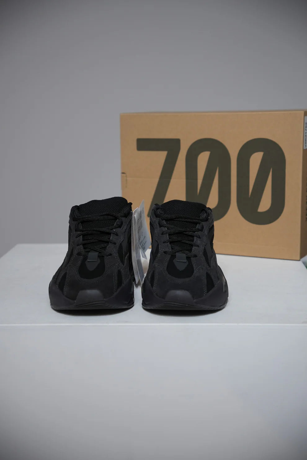 Yeezy 700 Vanta Black (Taille 39 1/3)